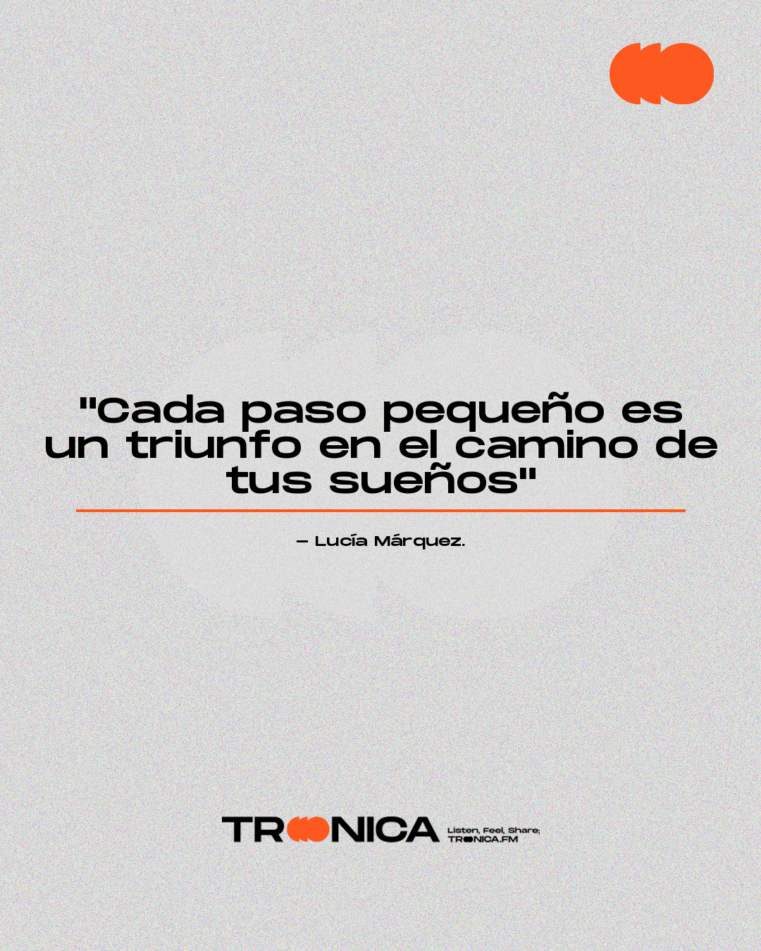 Frase: "Cada paso pequeño es un triunfo en el camino de tus sueños" - Lucía Márquez.