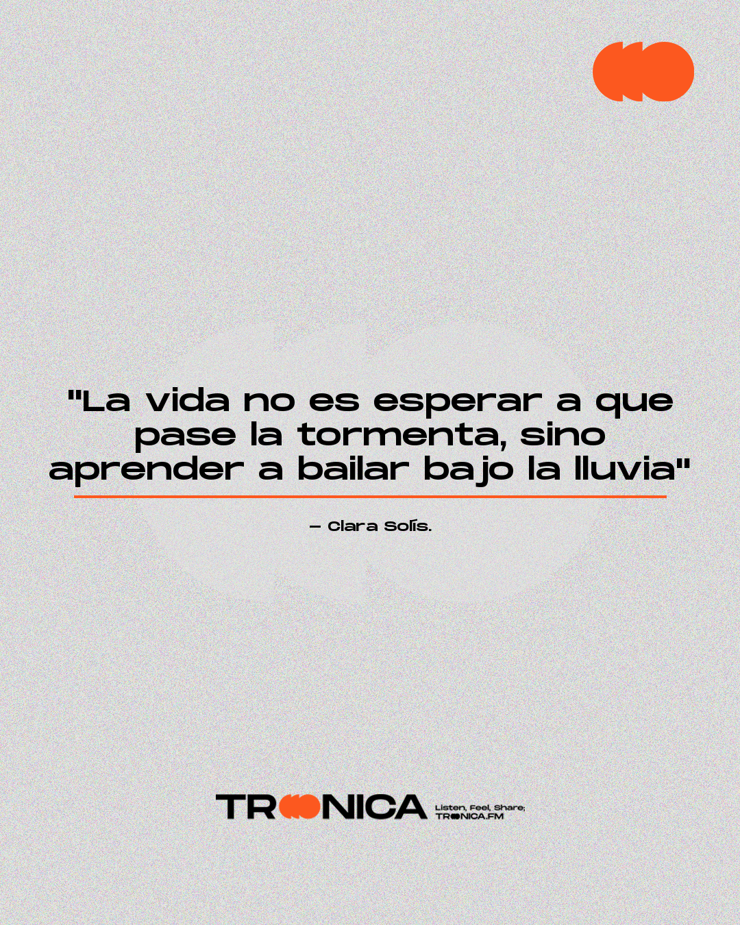 Frase: "La vida no es esperar a que pase la tormenta, sino aprender a bailar bajo la lluvia" - Clara Solís.