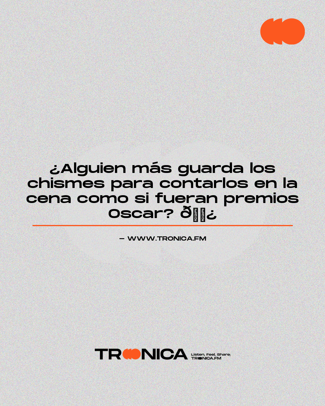 Frase: ¿Alguien más guarda los chismes para contarlos en la cena como si fueran premios Oscar? 🍿