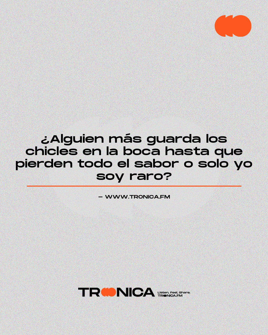 Frase: ¿Alguien más guarda los chicles en la boca hasta que pierden todo el sabor o solo yo soy raro?